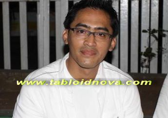 Pria yang Berfoto Mesra Dengan Paramitha Rusady Angkat Bicara