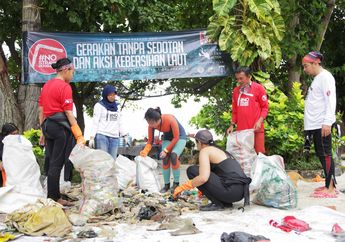 Aksi Bersihkan Pesisir Pulau Pramuka dari KFC Indonesia & Divers Clean Action