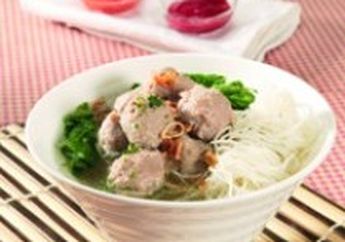 BAKSO DENGAN POTONGAN AMPELA AYAM