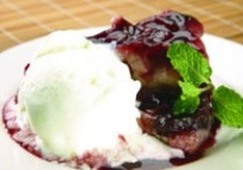 BLACKCHERRY PUDDING WITH ICE CREAM