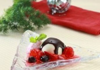 PANACOTTA STRAWBERRY ICE CEAM AND CHOCOLATE SAUCE