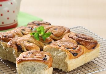 BLUEBERRY RAISIN ROLL BREAD