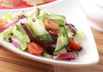 Salad Sayuran Lebih Sehat dengan Olive Oil Dressing Buatan Sendiri