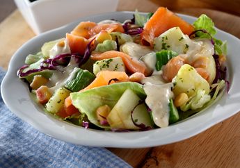 Mari Makan Malam Fancy dengan Membuat Salad Kentang Salmon Asap