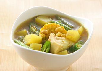 Sayuran Lengkap dalam Semangkuk Sayur Asem Kuning yang Segar Penuh Nutrisi