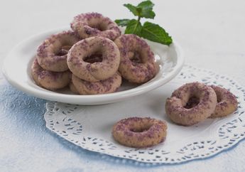 Satu Jam Membuat Kue Sagu Bluberi yang Cantik untuk Hantaran