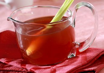 Malam Dingin Seperti Ini, Enaknya Membuat Wedang Teh Jahe yang Harum Menyegarkan