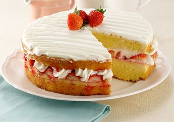 Custard Cake Stroberi, Cake Lembut dengan Isian Stroberi yang Creamy