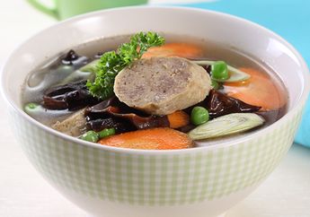 Keluarga Pasti Terpuaskan dengan Sajian Sup Jamur Kuping Rolade untuk Santap Malam