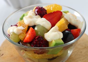 Salad Buah Saus Jeruk Ini Bisa Jadi Camilan Segar di Malam Hari