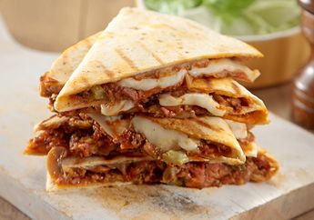 Dengan Tortila Siap Pakai, Kita Bisa Buat Meat Lover Quesadilla untuk Sarapan Spesial
