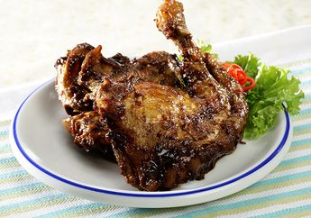 Luar Biasa! Ayam Penyet Sambal Petis ini Langsung Menggoda Iman Seisi Rumah