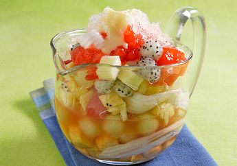 Siang-Siang Disajikan Es Buah Delima Ini, Siapa yang Menolak?