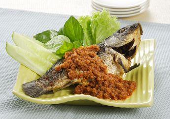 Kalau Mau Menyajikan Sambal Cobek Ikan Mas Ini, Siap-Siap Lupakan Diet, Ya!