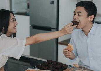 Raditya Dika Foto Prewed di Dapur, Followersnya Ngakak: Kok, Mukanya Kayak Orang Sakit?"