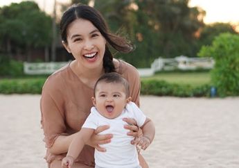 Gemasnya! Begini Ekspresi Anak Sandra Dewi yang Disuapi MPASI Pertama, Apa Menunya, Ya?