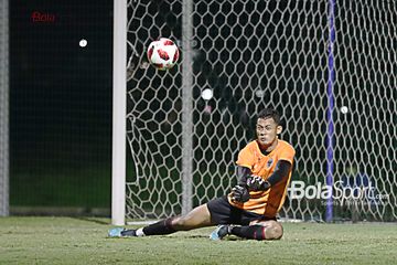 Penjaga gawang timnas U-22 Indonesia, Erlangga Setyo sedang berlatih di Lapangan D, Senayan, Jakarta, 2 Maret 2021.