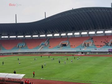 Suasana Uji Coba Persikabo 1973 vs Persita Tangerang jelang Liga 1 2022/2023, di Stadion Pakansari, Cibinong, Bogor, Jumat (15/7/2022).