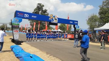 Para umbrella girl berpose pada penutupan Ajang balap Yamaha Cup Race 2024 seri 1 di Sirkuit Pancasila, Karaeng Mallombassang. Pangkep, Sulawesi Selatan telah selesai digelar pada Minggu (22/9/2024).