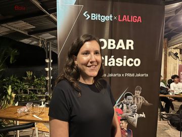 Delegasi LaLiga di Indonesia, Almudena Gomez, hadir pada acara nobar yang diusung oleh Bitget x LaLiga di Kuningan, Jakarta, Minggu (27/10/2024).