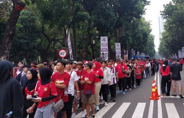 Suporter Timnas Indonesia yang mengantri masuk menggunakan sistem baru face recognition di laga lawan Jepang di di Stadion Utama Gelora Bung Karno (SUGBK), Senayan, Jakarta, Jumat (15/11/2024).