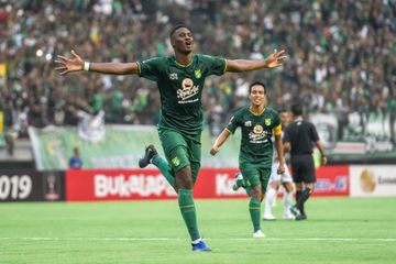 Selebrasi penyerang Amido Balde memastikan kemenangan Persebaya atas PS Tira-Persikabo pada babak 8 besar Piala Presiden 2019.