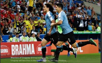 Edinson Cavani (kiri) mencetak gol timnas Uruguay ke gawang Cile dalam partai fase grup Copa America 2019.