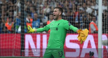 Ekspresi Kiper Liverpool FC, Adrian San Miguel, mementahkan tendangan penalti striker Chelsea Tammy Abraham, dalam laga Piala Super Eropa 2019 di BJK Vodafone Park, 15 Agustus 2019.