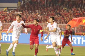 Kapten timnas U-22 Indonesia, Andy Setyo Nugroho mengawal bek sayap kiri Vietnam, Doan Van Hau, pada final SEA Games 2019.