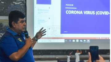 Dokter tim Persib Bandung, M. Rafi Ghani saat menjelaskan antisipasi wabah virus Corona.