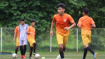 Aksi Sandi Arta Samosir ketika berlatih bersama tim Persija Jakarta U-19 di Lapangan NYTC Sawangan, Depok, Jawa Barat.