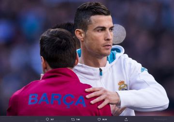 Momen duel antara Cristiano Ronaldo dan Lionel Messi dalam el clasico antara Real Madrid vs Barcelona.