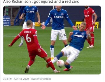 Momen ketika Richarlison (kanan) melayangkan tekel keras kepada Thiago Alcantara dalam laga Everton kontra Liverpool di pekan kelima Liga Inggris 2020-2021.