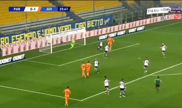 Megabintang Juventus, Cristiano Ronaldo, mencetak gol sundulan dalam laga Liga Italia melawan Parma di Stadion Ennio Tardini, Sabtu (19/12/2020).