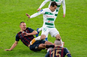 Egy Maulana Vikri, sudah memakai nomor 32, ditekel pemain Pogon Szczecin Damian Dabrowski dalam Liga Polandia, 19 Oktober 2020.