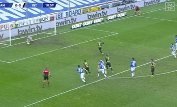 Kiper Sampdoria, Emil Audero Mulyadi, menepis penalti striker Inter Milan, Alexis Sanchez, dalam laga Liga Italia di Stadion Luigi Ferraris, Rabu (6/1/2020).