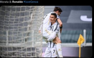 Alvaro Morata peluk Cristiano Ronaldo usai mencetak gol kedua Juventus dalam laga kontra Genoa