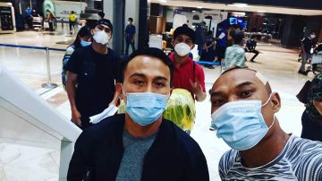 Dua petinju asal Sulawesi Utara, Bonix Saweho dan Toar Sompotan. 