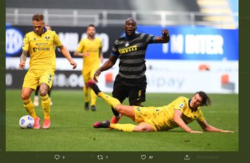 Aksi Romelu Lukaku dalam partai Liga Italia antara Inter Milan vs Hellas Verona, 25 April 2021.