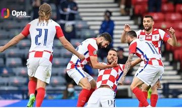 Penyerang timnas Kroasia, Nikola Vlasic (tengah), merayakan gol yang dicetak ke gawang timnas Skotlandia dalam laga Grup D EURO 2020 di Stadion Hampden Park, Selasa (22/6/2021).