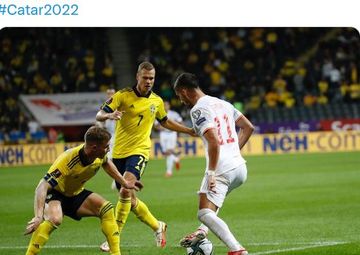 Penyerang timnas Spanyol, Ferran Torres, dijaga oleh gelandang timnas Swedia, Viktor Claesson, dalam laga Grup B Kualifikasi Piala Dunia 2022 Zona Eropa di Stadion Friends Arena, Kamis (2/9/2021).