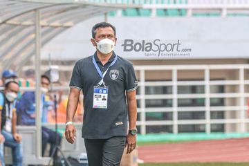 Pelatih Persita Tangerang, Widodo Cahyono Putro, sedang memantau anak asuhnya dalam laga pekan ketiga Liga 1 2021 di Stadion Pakansari, Bogor, Jawa Barat, 17 September 2021.