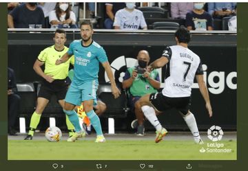 Eden Hazard beraksi dalam duel Valencia vs Real Madrid di Liga Spanyol 2021-2022.