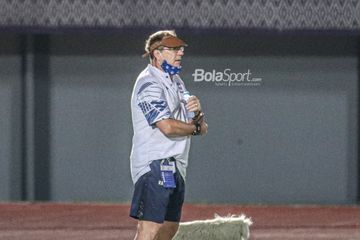 Pelatih Persib Bandung, Robert Rene Alberts, sedang memantau para pemainnya dalam laga pekan keempat Liga 1 2021 di Stadion Indomilk Arena, Tangerang, Banten, 23 September 2021.
