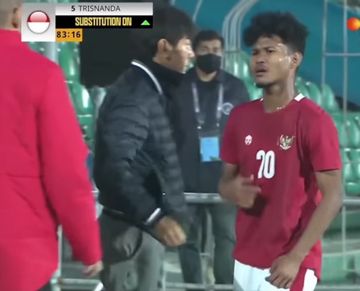 Pemain timnas U-23 Indonesia, Bagus Kahfi saat diganti pada pertandingan melawan Australia U-23, Jumat (29/10/2021).