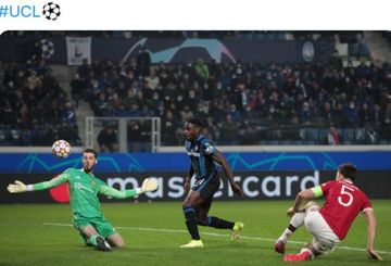 Striker Atalanta, Duvan Zapata, mencetak gol ke gawang Manchester United dalam laga Grup F Liga Champions di Stadio di Bergamo, Selasa (2/11/2021).