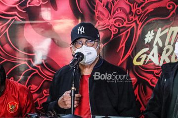Ketua Komisi Disiplin PSSI, Erwin Tobing, sedang memberikan keterangan kepada awak media di Kantor PSSI, Senayan, Jakarta, 6 November 2021.