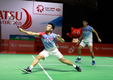 Pasangan ganda putra, Pramudya Kusumawardana/Yeremia Yeremia Erich Yoche Yacob Rambitan saat tampil pada babak 16 besar turnamen Indonesia Masters 2021 yang digelar di Bali International Convention Centre, Nusa Dua, Bali, Kamis (18/11/2021).