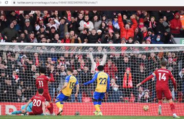 Liverpool mencukur Southampton pada paruh pertama, salah satunya berkat gol yang dicetak saat laga baru berjalan 97 detik.