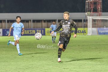 Penyerang RANS Cilegon FC, Syamsir Alam, sedang menguasai bola dalam laga Liga 2 2021 di Stadion Madya, Senayan, Jakarta, 16 November 2021.